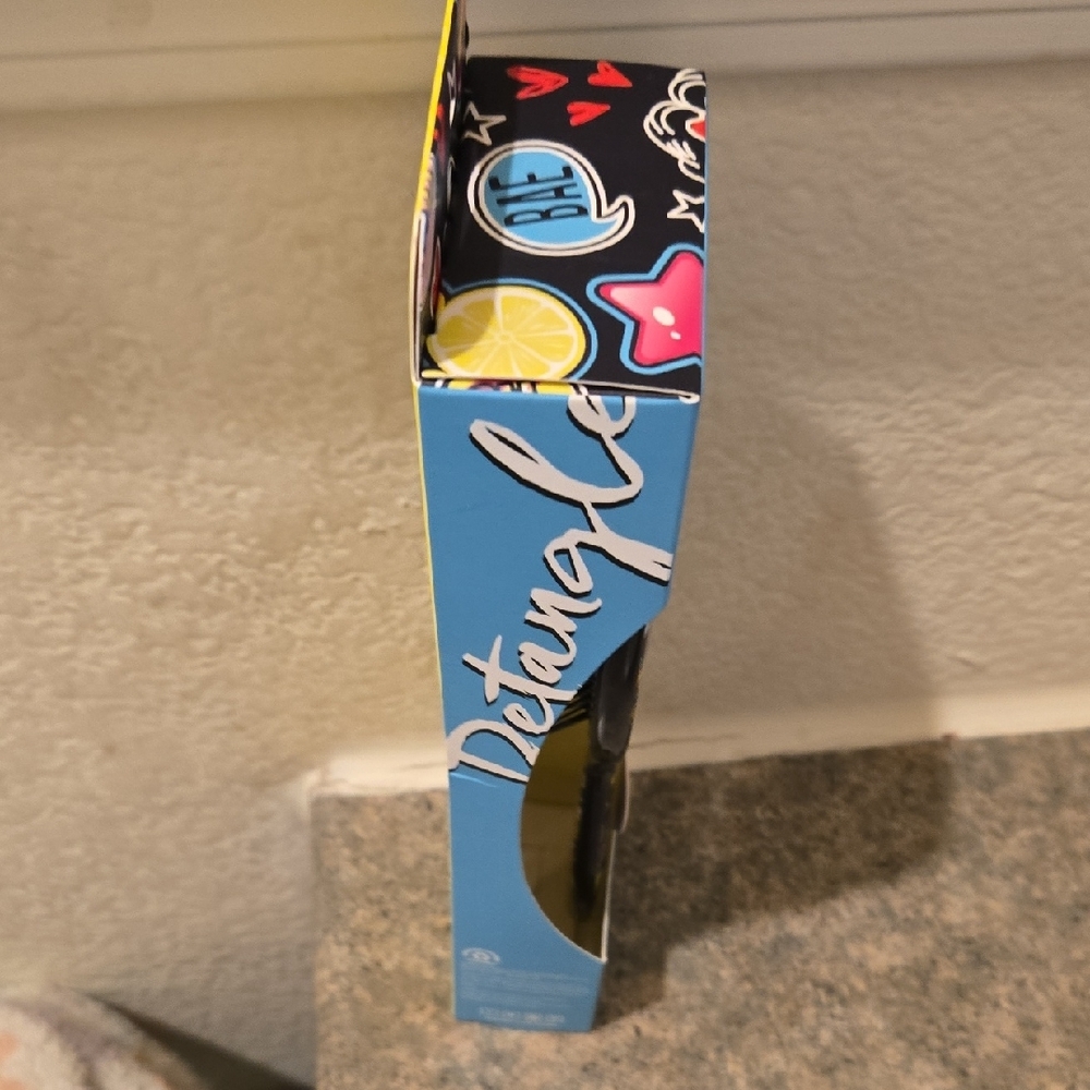 Disney Wet Brush with Mickey Mouse Design - Black and Colorful Accents New - Picture 3 of 3